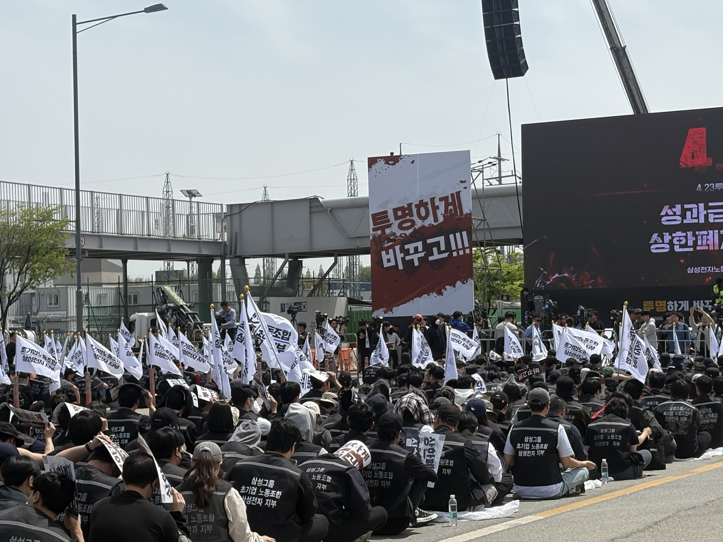 More than 30,000 Samsung Electronics employees gather at the company's Pyeongtaek chip plant in Gyeonggi on April 23, demanding greater transparency in the company's compensation structure. [LEE JAE-LIM]