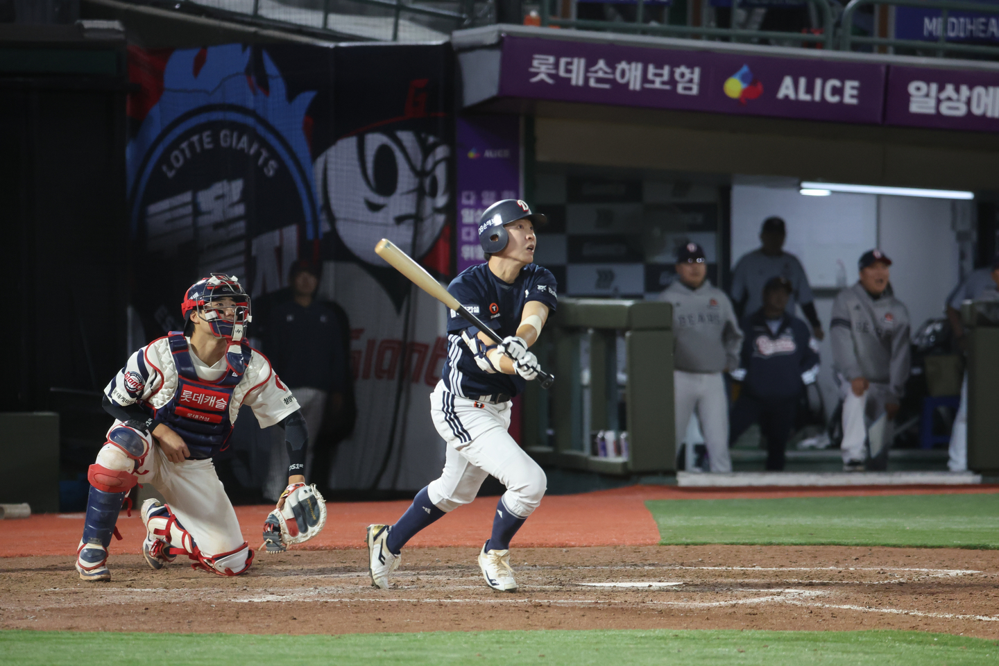 Doosan Bears' Jung Soo-bin hits a three-run home run during a game with the Lotte Giants on April 21. [YONHAP]
