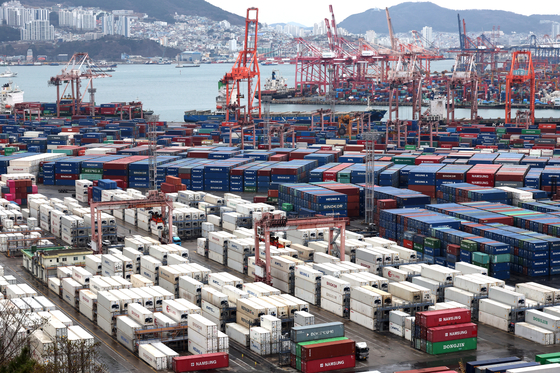 Containers ready for export are piled up at a port in Busan on March 6. [YONHAP]
