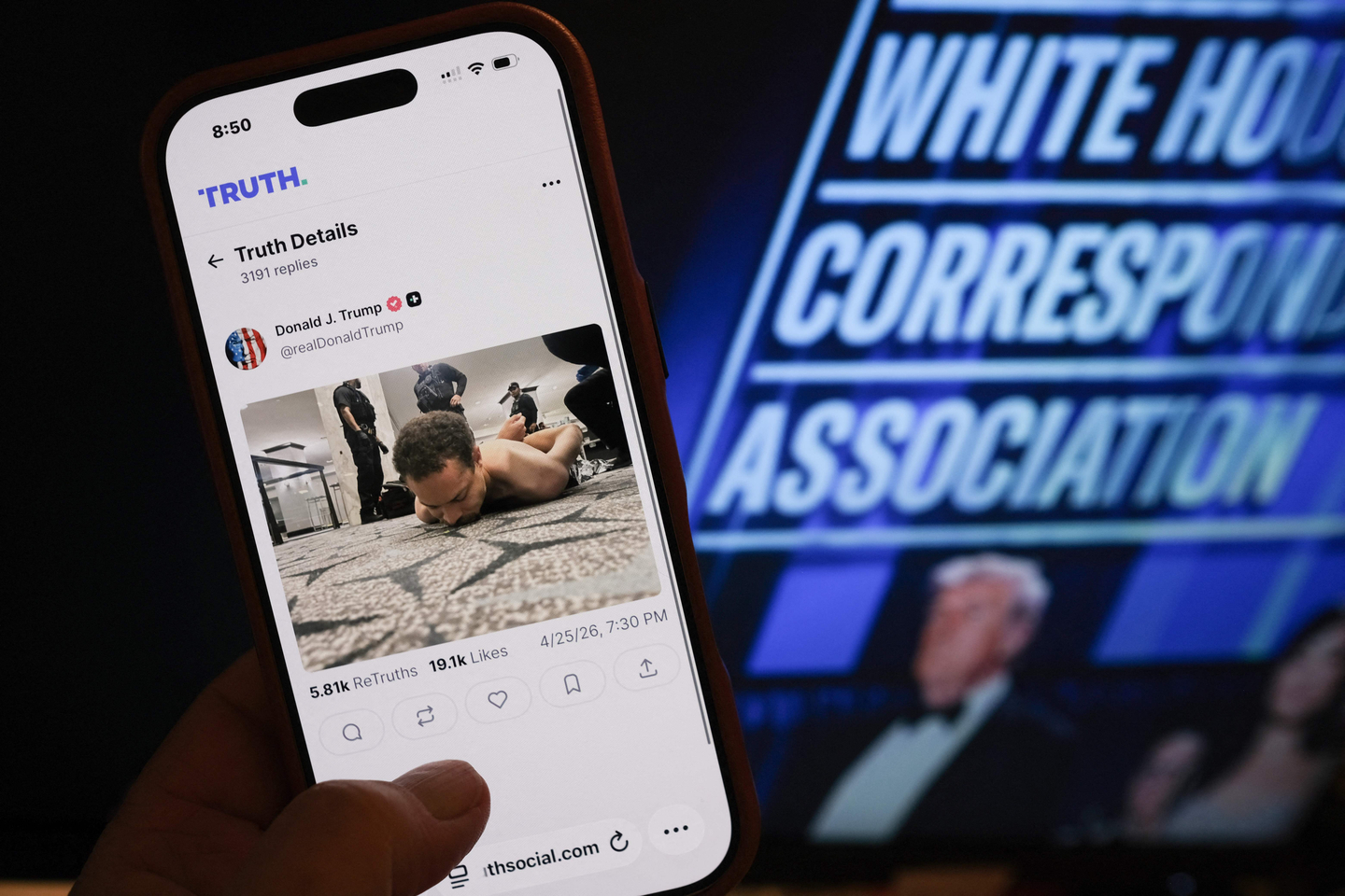 This illustration photo taken in Los Angeles shows a phone with a Truth Social post by U.S. President Donald Trump displaying an image of the alleged suspect in a shooting incident at the White House Correspondents Dinner on the ground after being apprehended on April 25. [EPA/YONHAP]