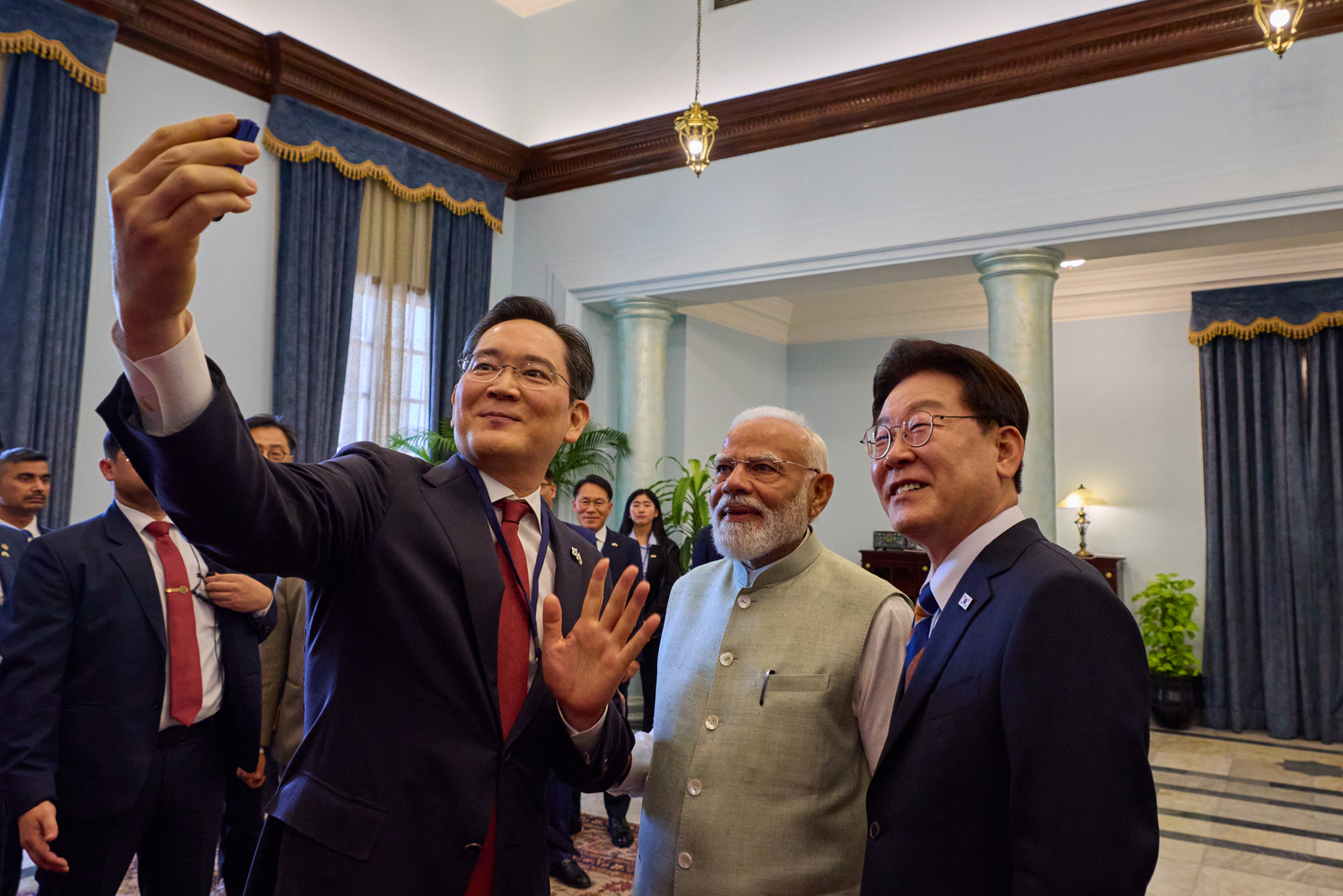 From left, Samsung Electronics Executive Chairman Lee Jae-yong, Indian Prime Minister Narendra Modi and President Lee Jae Myung take a selfie in New Delhi on April 20. [JOINT PRESS CORPS]