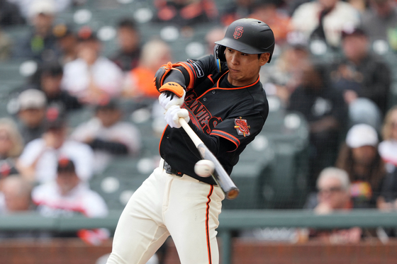 San Francisco Giants right fielder Lee Jung-hoo hits a double against the Miami Marlins during the fourth inning at Oracle Park in San Francisco on April 25. [REUTERS/YONHAP]