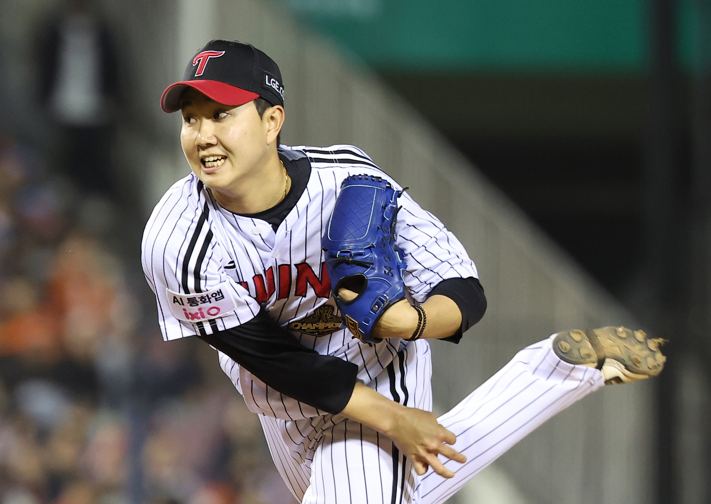 LG Twins closer Yoo Young-chan pitches during a game against the Hanwha Eagles on April 21. [NEWS1]