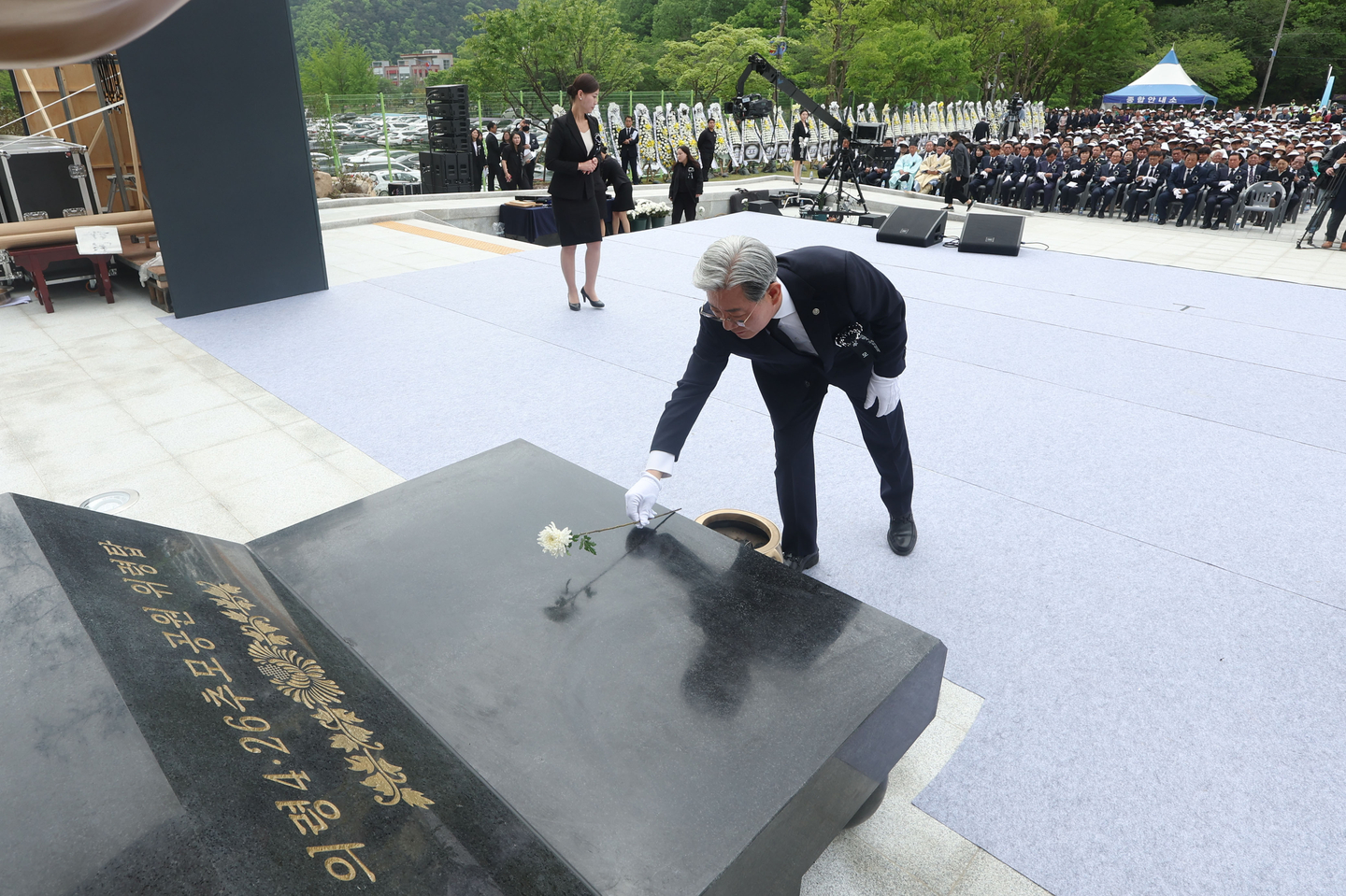 Oh Tae-wan, then Uiryeong County governor of South Gyeongsang, lays flowers at a memorial service for the so-called “Woo Bum-kon shooting incident” at the Uiryeong April 26 Memorial Park in Pyeongchon-ri, Gungnyu-myeon, Uiryeong, on the morning of April 26, 2024. The incident refers to a massacre carried out from the night of April 26 to the early hours of the following day in 1982, when Woo Bum-kon, a police officer assigned to the Gungnyu substation of Uiryeong Police Station, seized firearms and ammunition and killed 56 residents in the area, while leaving more than 30 others dead or seriously injured. [YONHAP]