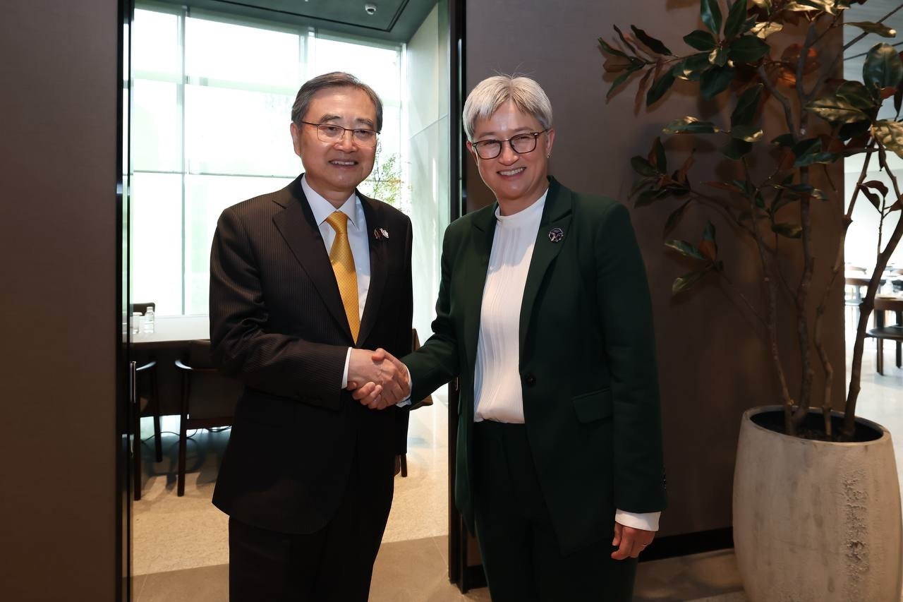 Foreign Minister Cho Hyun, left, and Australian Foreign Minister Penny Wong pose for a photo during an Asia-Pacific Economic Cooperation (APEC) event on Nov. 30, 2025. [MINISTRY OF FOREIGN AFFAIRS]