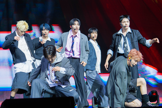 Boy band NEXZ performs ″Mmchk,″ the title track of its latest single, during a press showcase held at Blue Square Woori WON Banking Hall in Yongsan District, central Seoul, on April 27. [DANIELA GONZALEZ PEREZ]