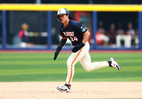 San Diego Padres' Song Sun-mun during a game with the Arizona Diamondbacks in Mexico City on April 26 [REUTERS/YONHAP]