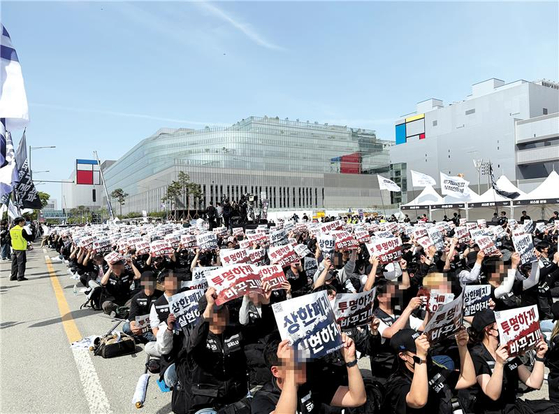 More than 30,000 Samsung Electronics employees gather at the company's Pyeongtaek chip plant in Gyeonggi on April 23, demanding greater transparency in the company's compensation structure. [LEE JAE-LIM]