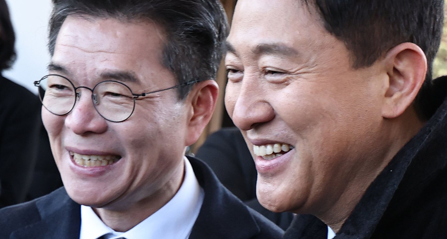 Seoul mayor candidates Oh Se-hoon of the People Power Party, right, and the Democratic Party's Chong Won-o exchange greetings after paying respects at the Seoul National Cemetery in Dongjak District, southern Seoul, on Jan. 1. [YONHAP]