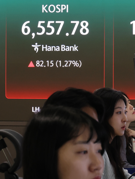 The dealing room at Hana Bank in Jung District, central Seoul shows the Kospi at 6,557.78 points on April 27. [YONHAP]