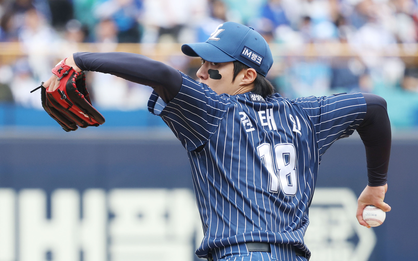 Samsung Lions starting pitcher Won Tae-in delivers a pitch during a game against the NC Dinos on April 12. [YONHAP]