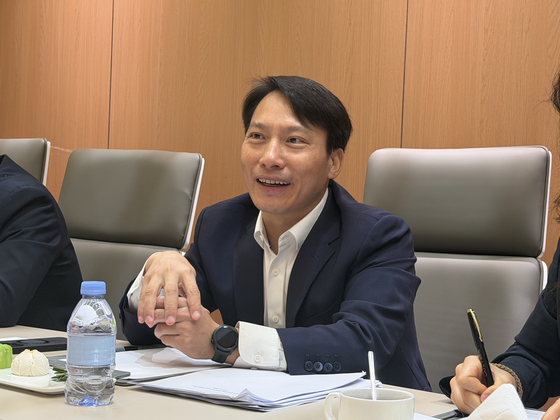 CATL 해외 전기차 사업부문 총괄 아킨 리 부사장이 지난 25일 베이징에서 열린 오토차이나 2026에서 코리아중앙데일리와 인터뷰하고 있다. 채사라 기자. 