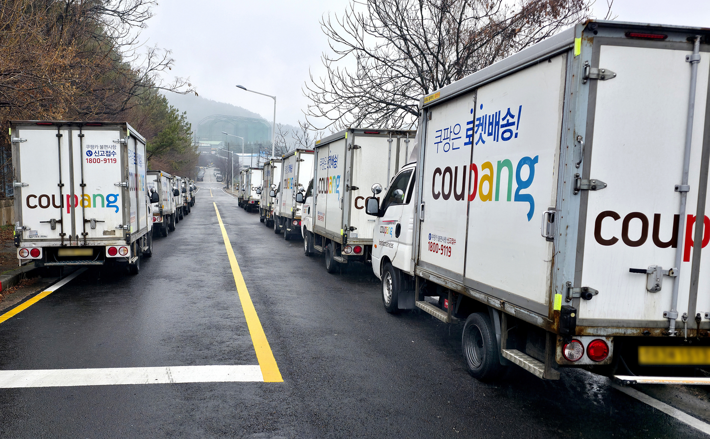 Coupang trucks are lined up on a street [JOONGANG ILBO]