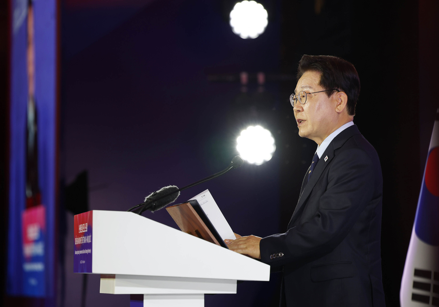 President Lee Jae Myung speaks at a business forum held in Hanoi, Vietnam, on April 23. [JOINT PRESS CORPS]