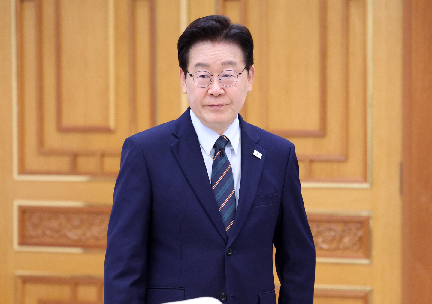 President Lee Jae Myung looks on ahead of a meeting at the Blue House in central Seoul on April 27. [NEWS1] 