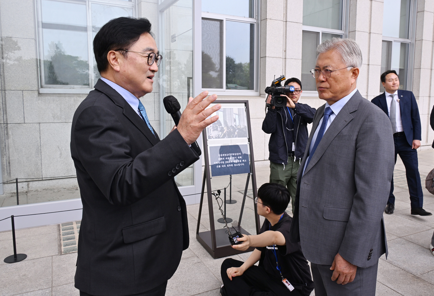 Former President Moon Jae-in, right, visits the National Assembly on April 27 for an event marking the eighth anniversary of the Panmunjom Declaration and tours key facilities with National Assembly Speaker Woo Won-shik. [LIM HYUN-DONG] 
