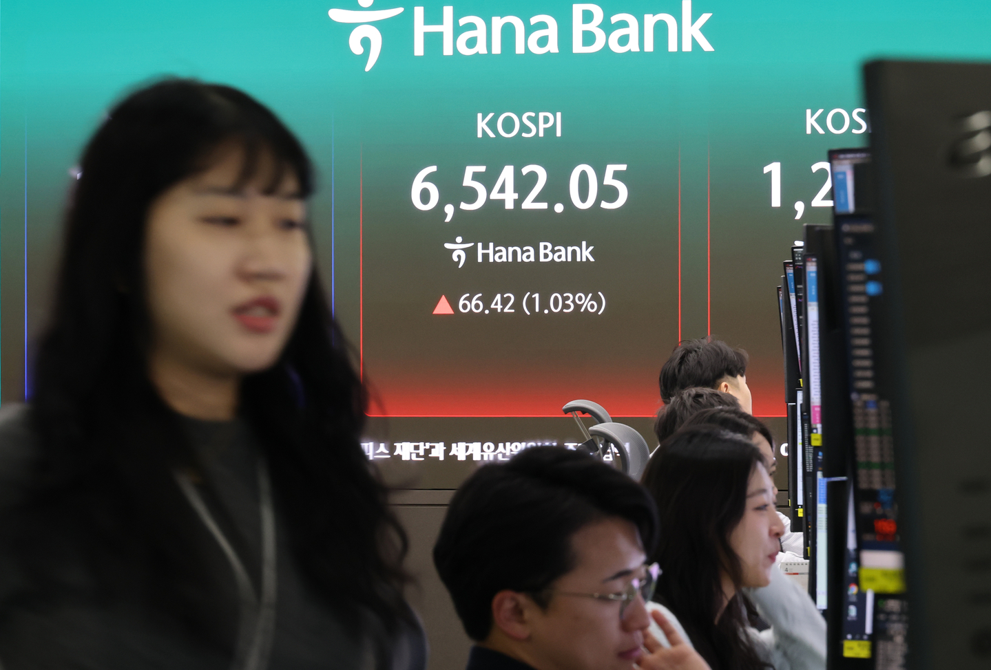 The digital board inside Hana Bank's main branch in Jung District, central Seoul, shows the Kospi at 6,542.05 on April 27. [YONHAP]