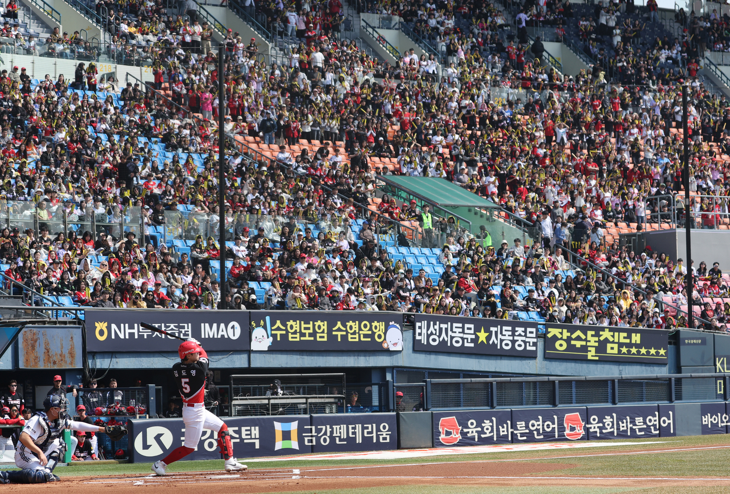 Crowds pack the Jamsil Baseball Stadium in Songpa District, southern Seoul, on March 22. [YONHAP]