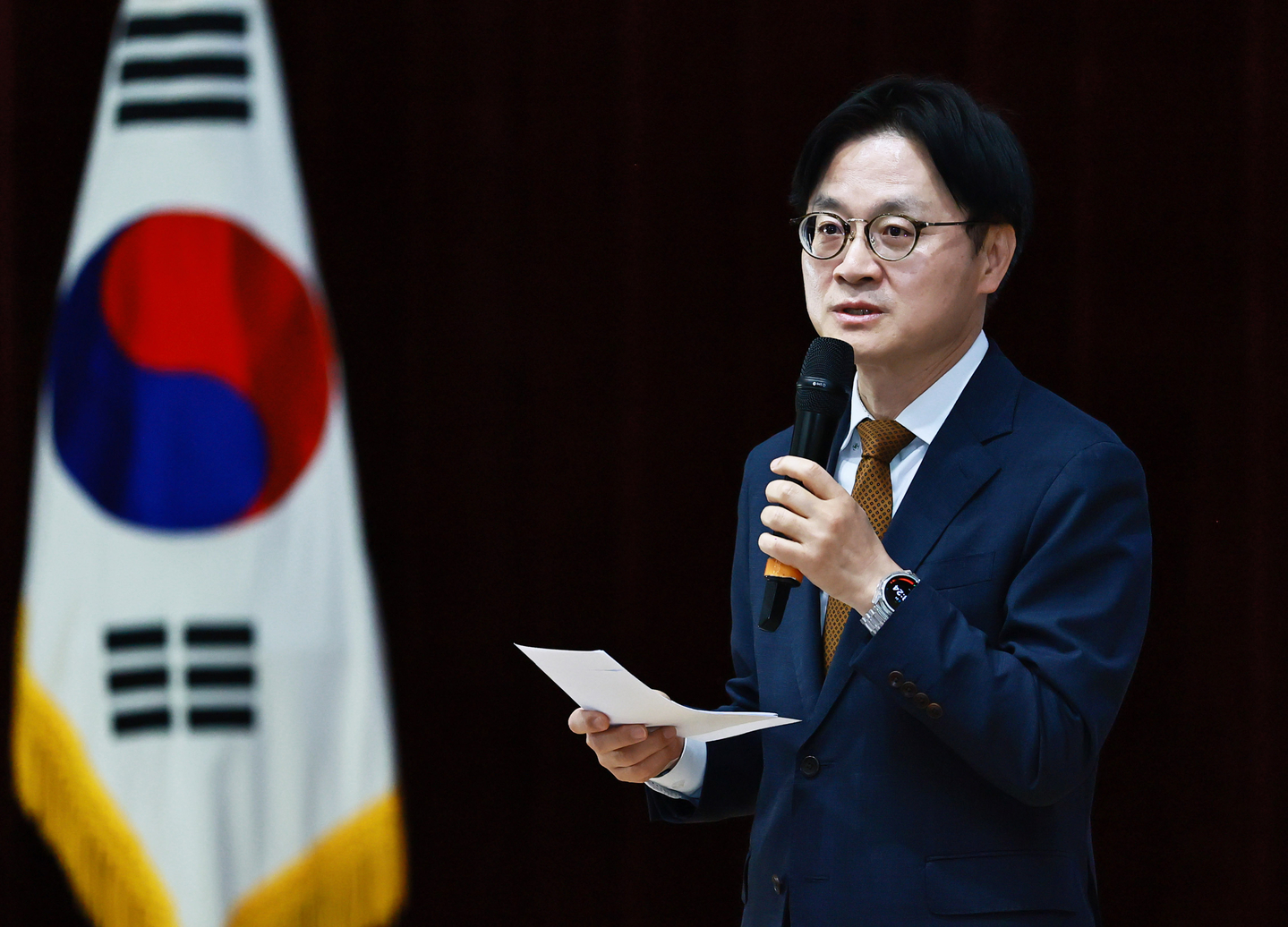 Industry Minister Kim Jung-kwan, during a town hall meeting at the Government Complex Sejong in Sejong on April 24. [MINISTRY OF TRADE, INDUSTRY AND RESOURCES] 