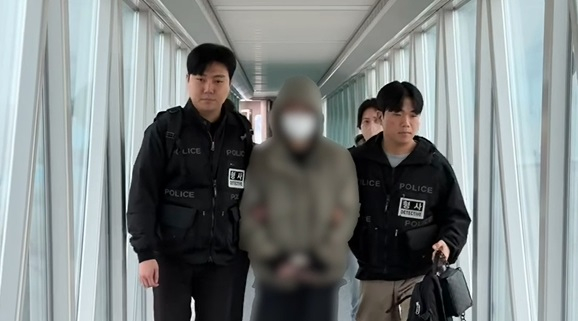 The Chungnam Provincial Police repatriates a member of a scam ring based in Cambodia and Thailand that targeted Korean victims to Korea on April 28. [CHUNGNAM PROVINCIAL POLICE]