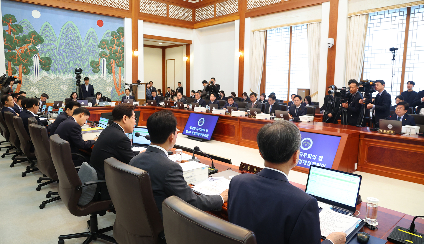 A weekly Cabinet meeting is underway at the Blue House in Jongno District, central Seoul, on April 28. [NEWS1] 