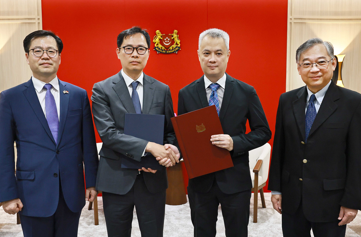 Korean Trade Minister Yeo Han-koo, second from left, and Singapore's Deputy Prime Minister and Minister for Trade and Industry Gan Kim Yong, second from right, attend the signing ceremony of the terms of reference for negotiations on improving their bilateral free trade agreement (FTA) in Singapore on April 28 in this photo provided by Yeo's office. [YONHAP] 