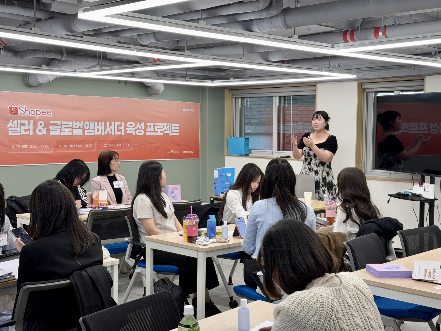 International students participate in the K-beauty Global Live Commerce class at the Seoul Global Student Center in Sinchon, western Seoul, on April 22. [LEE TAE-HEE]