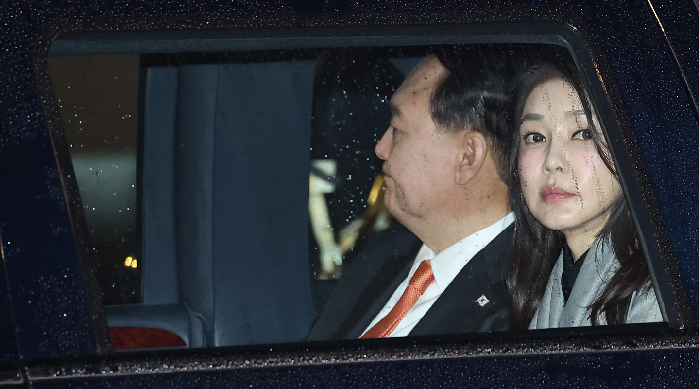 Former President Yoon Suk Yeol, left, and his wife Kim Keon Hee ride in a vehicle during a state visit to the Netherlands on Dec. 12, 2023. [YONHAP]