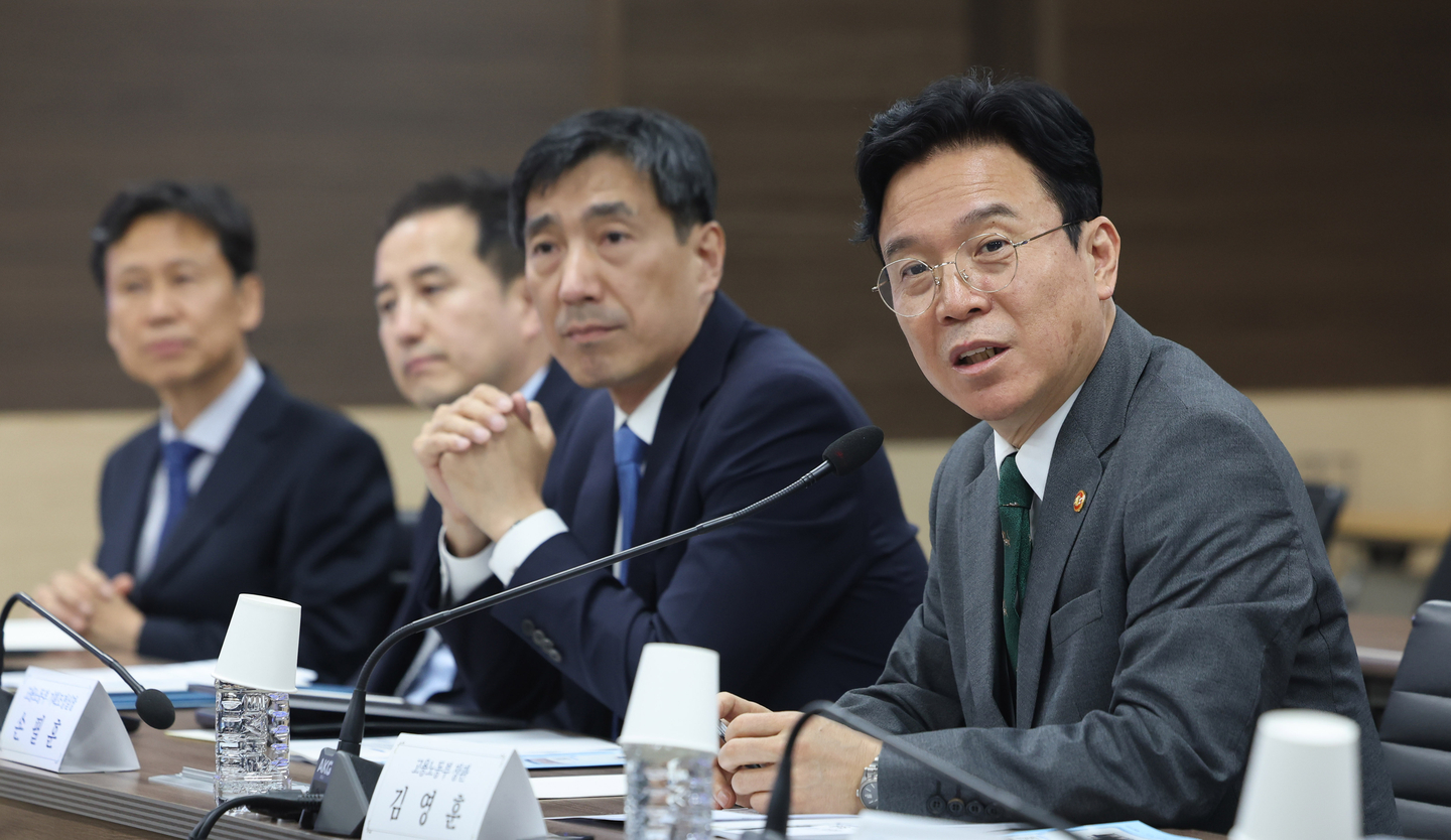 Kim Young-hoon, minister of employment and labor, delivers opening remarks at a meeting held at the aviation safety center at Gimpo International Airport in Gangseo District, Seoul, on April 27. [NEWS1]