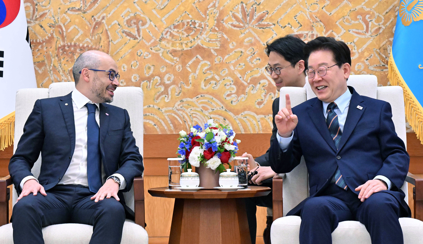 President Lee Jae Myung, right, speaks with Demis Hassabis, CEO of Google DeepMind, on AI cooperation at the Blue House in central Seoul on April 27. [JOINT PRESS CORPS]