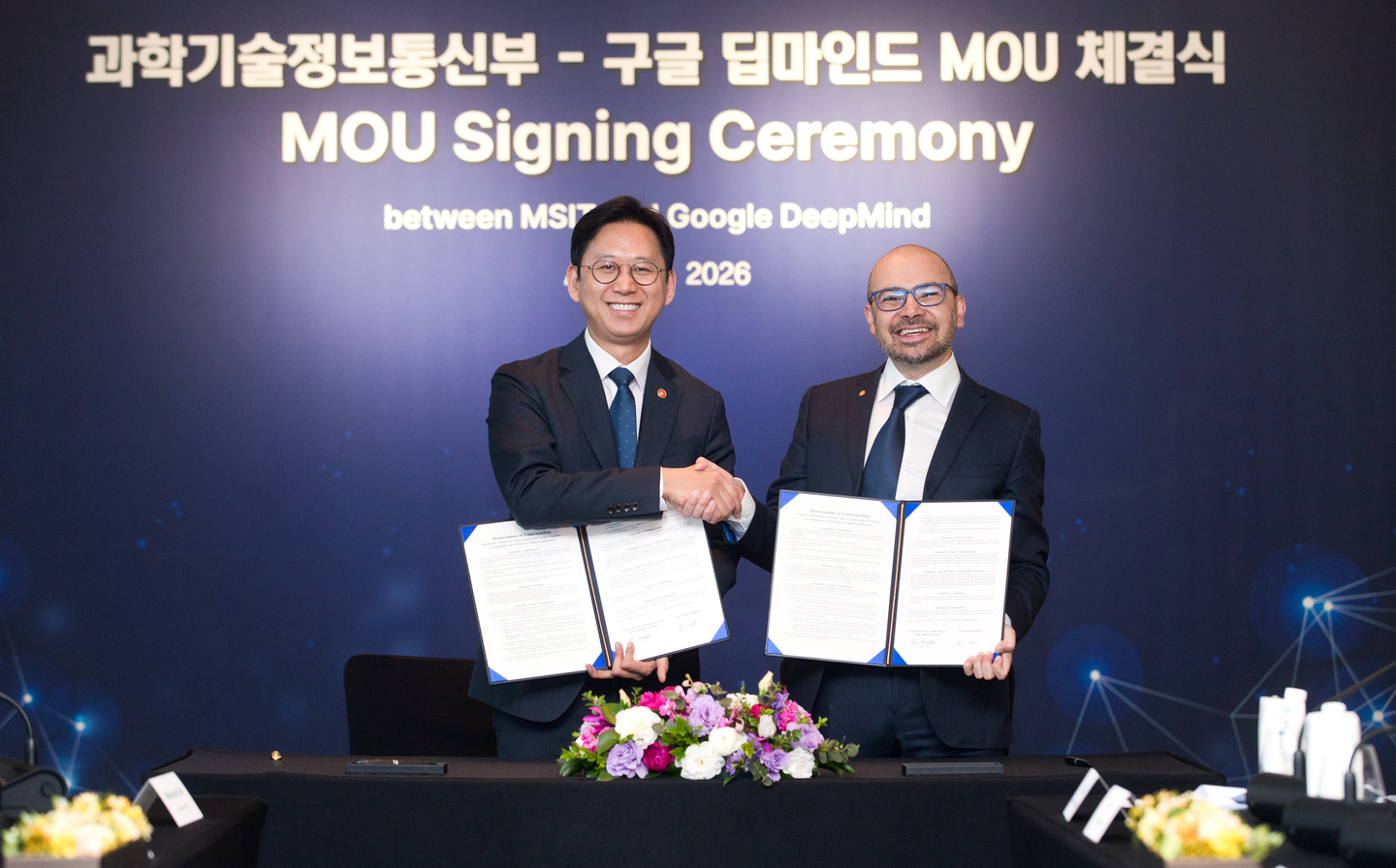 Korean Deputy Prime Minister and ICT Minister Bae Kyung-hoon, left, and Google DeepMind CEO Demis Hassabis pose for a photo after signing a memorandum of understanding on AI cooperation at the Four Seasons Hotel in central Seoul April 27. [MINISTRY OF SCIENCE AND ICT]