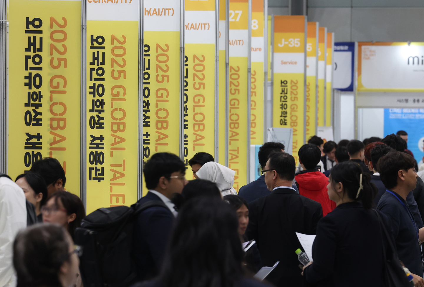 Job seekers crowd the Job Fair for International Students section of the Global Talent Fair at Coex in Gangnam District, southern Seoul, on May 19, 2025. A recent syrvey showed that 78.4 percent of Korean small and medium-sized enterprises and startups are considering hiring foreign employees. [YONHAP]