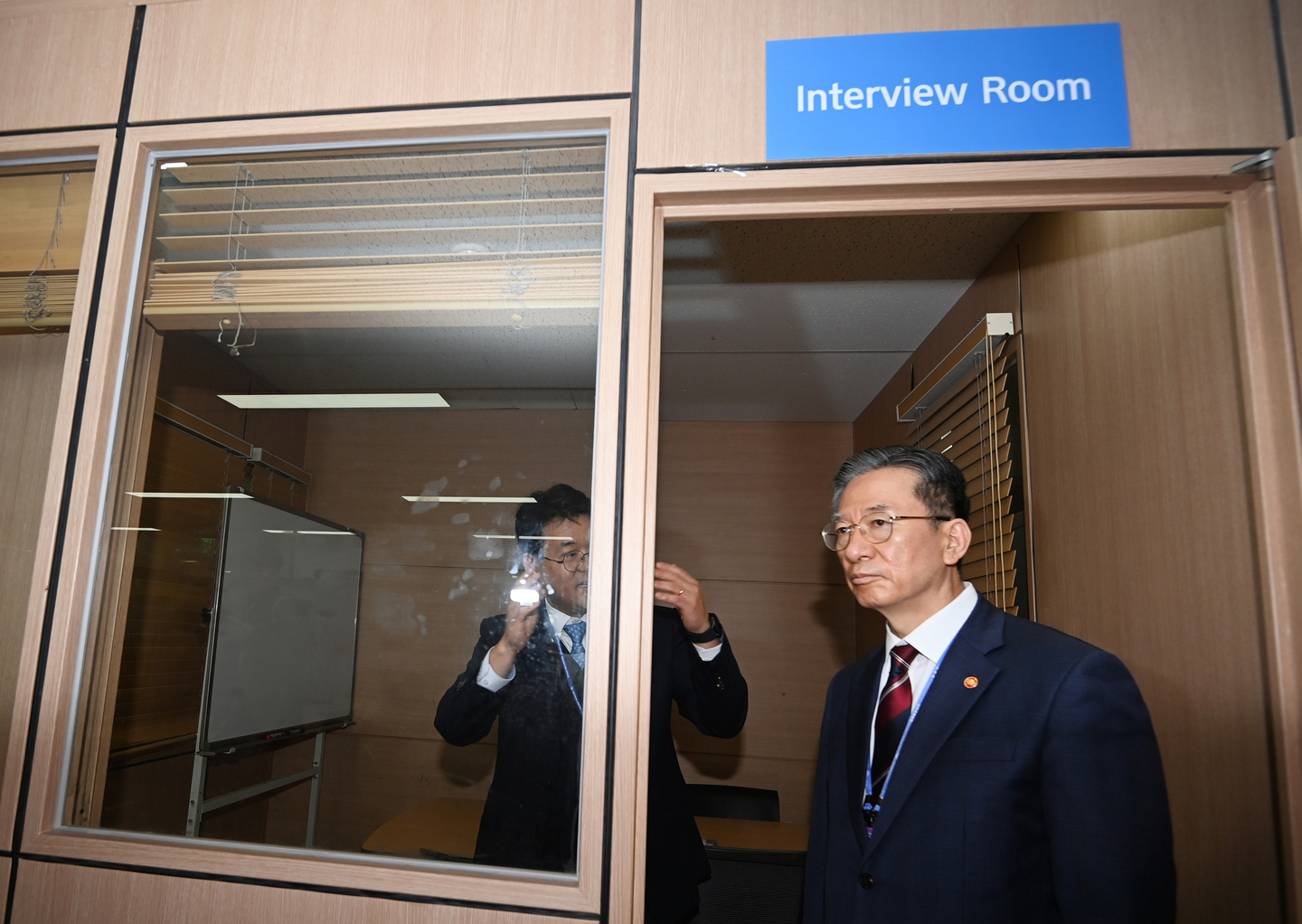 Justice Minister Jung Sung-ho conducts an on-site inspection of the arrival waiting area at Terminal 1 of Incheon International Airport on the morning of April 23, after receiving a briefing from Kim Jeong-do, head of the Incheon Airport Immigration and Foreigners Office. [NEWS1]