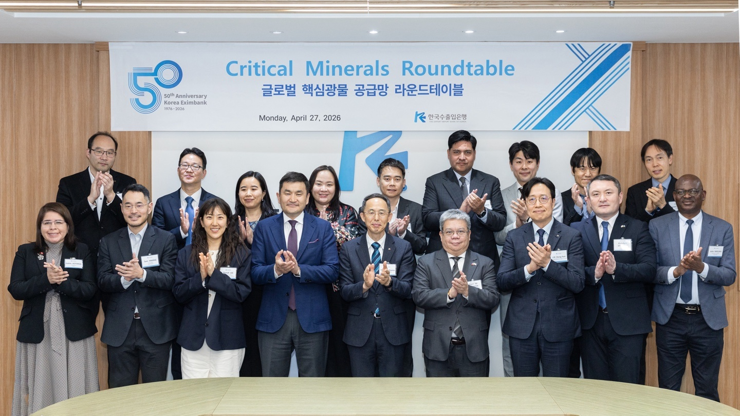 Attendees pose for a group photo at the Critical Minerals Roundtable held at the Export-Import Bank of Korea's headquarters in Yeouido, Yeongdeungpo District, western Seoul, on April 27. [THE EXPORT-IMPORT BANK OF KOREA]