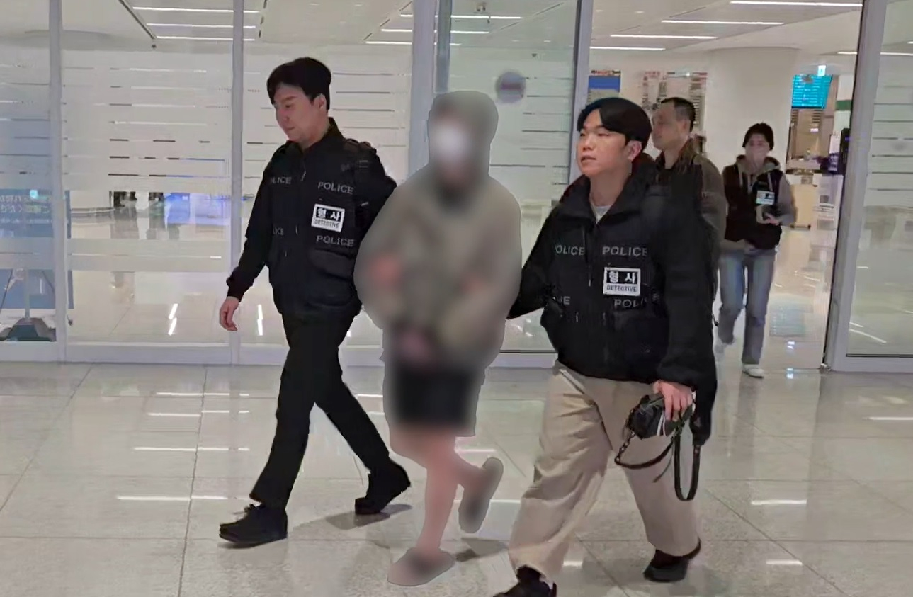 The Chungnam Provincial Police repatriate a member of a scam ring based in Cambodia and Thailand that targeted Korean victims to Korea on April 28. [CHUNGNAM PROVINCIAL POLICE]