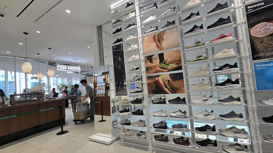 The fourth floor of the Musinsa Megastore Seongsu focusing on a shoe store alongside its food and beverage offering section [JOONGANG ILBO]