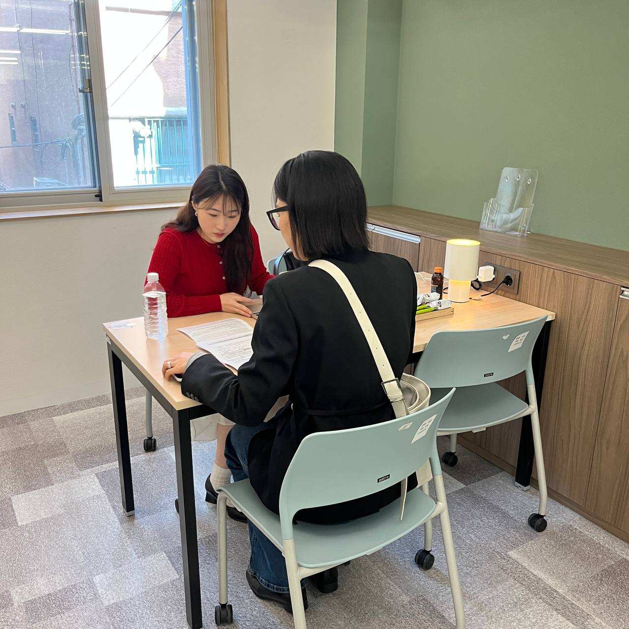A student participates in a job consultation session during the Career Day event held at the Seoul Global Student Center in Sinchon, western Seoul, on April 15. [SEOUL GLOBAL CENTER]