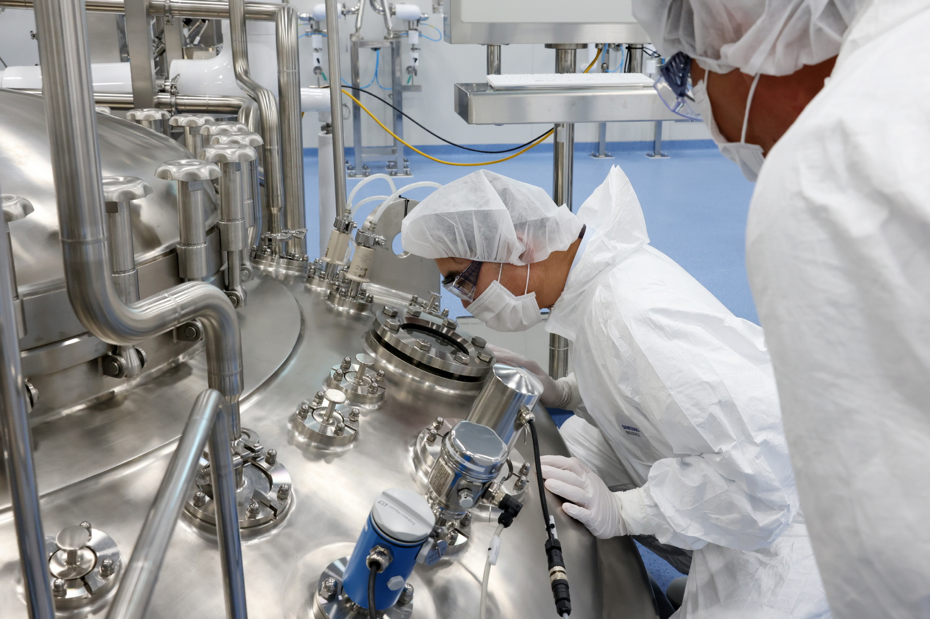 Samsung Electronics Chairman Lee Jae-yong examines Samsung Biologics' fourth plant in Songdo, Incehon, on Oct. 11, 2022. [SAMSUNG ELECTRONICS]