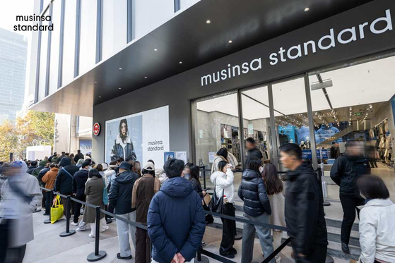 Customers line up outside a Musinsa store in Shanghai, China on Feb. 20. [MUSINSA]