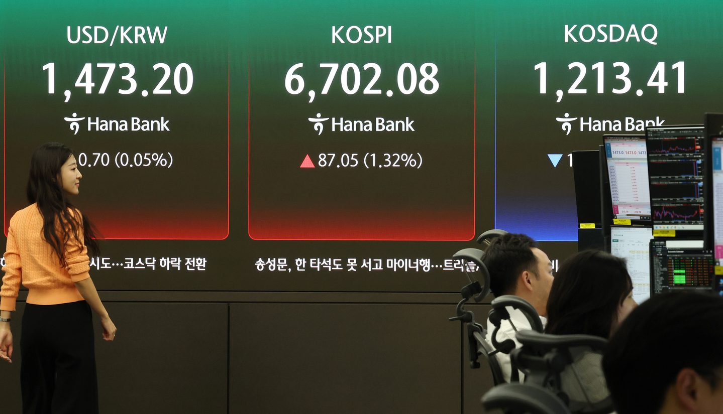 A screen in Hana Bank's trading room in central Seoul shows the Kospi closing at 6,641.02 points on April 28, up 25.99 points, or 0.39 percent, from the previous trading session. [YONHAP]