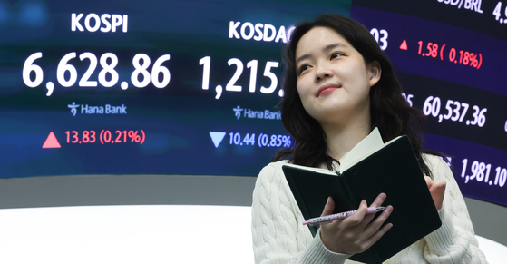 The Kospi starts higher on the morning of April 28. Numbers are shown on a digital board inside Hana Bank's main branch in Jung District, central Seoul. [NEWS1]