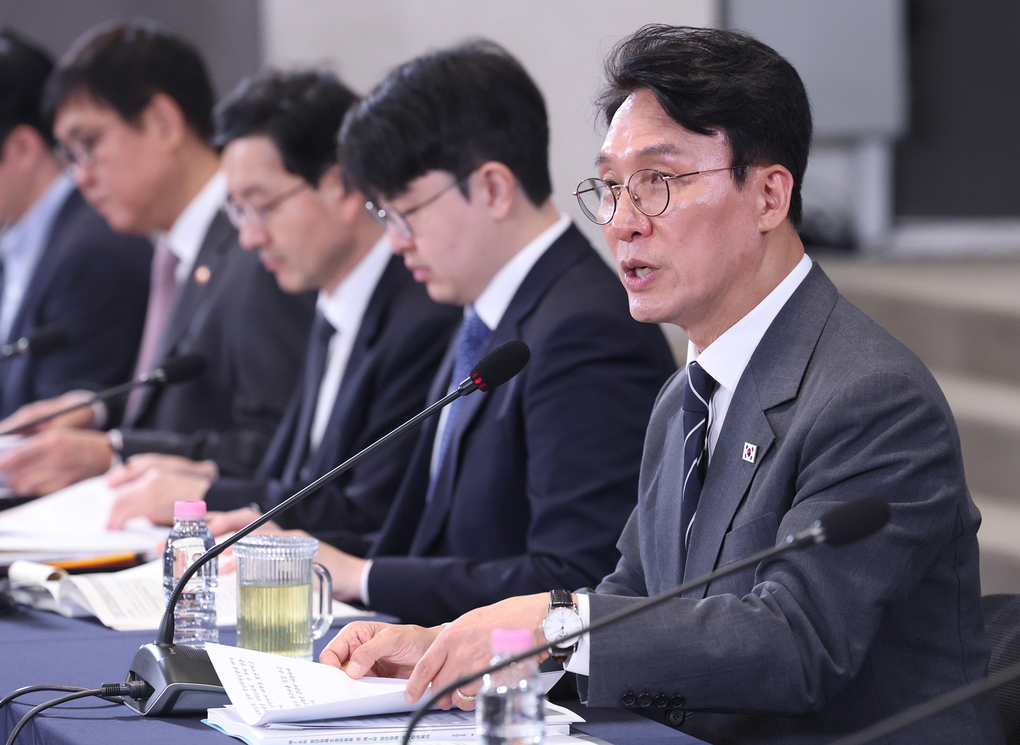 Prime Minister Kim Min-seok speaks during a youth policy coordination meeting held at SME DMC Tower in Mapo District, western Seoul, on April 28. [NEWS1] 