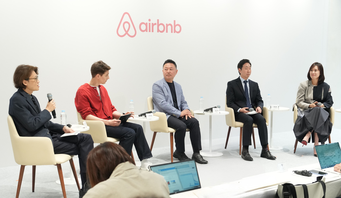 Head of the Korea Guesthouse Association Chae Bo-young, second from right, as seen during a panel session held at Airbnb's press conference on April 28. [AIRBNB]