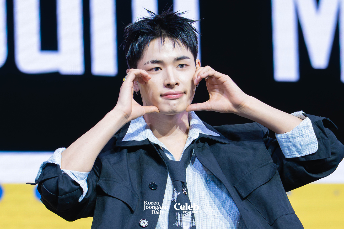 NEXZ’s Haru poses for photos during a showcase for the release of the group’s second single “Mmchk” at Blue Square in central Seoul on April 27. [DANIELA GONZALEZ PEREZ]