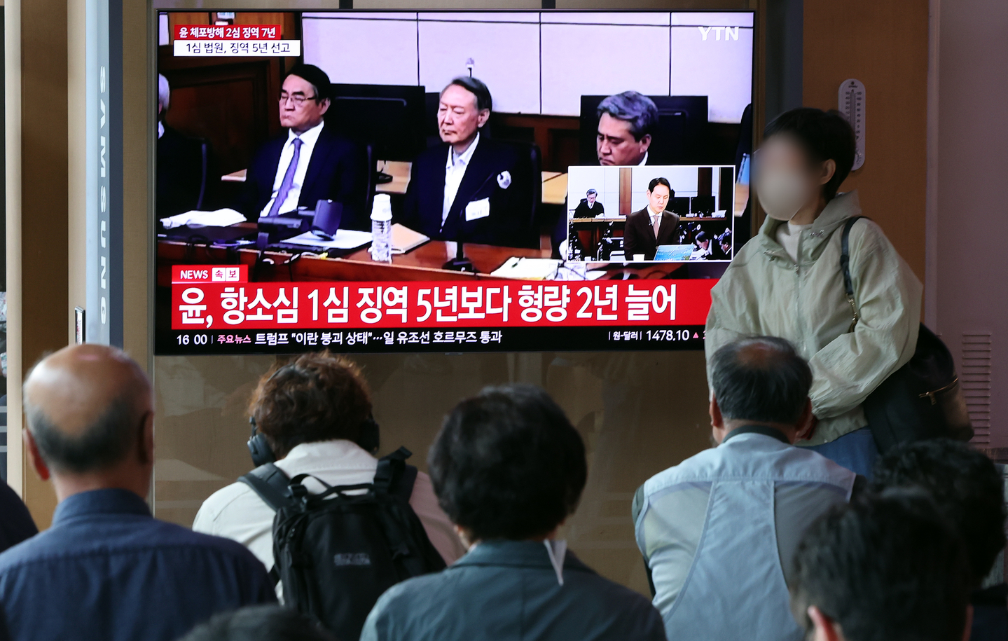 The Seoul Hight Court sentence against former president Yoon Suk Yeol is broadcast on a television screen in Seoul Station on April 29. [NEW1]
