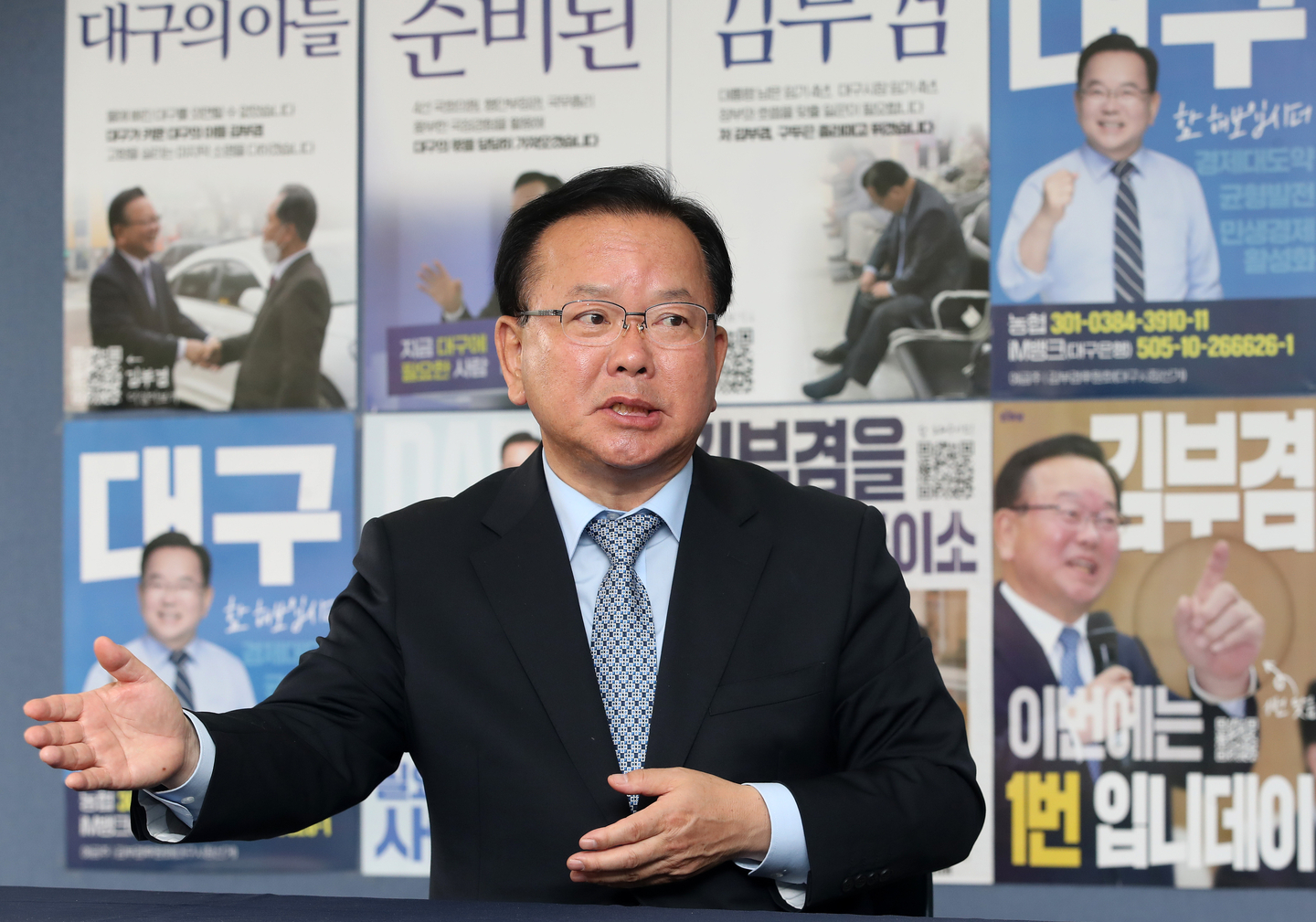 Kim Boo-kyum, the Democratic Party's candidate in the Daegu mayoral race, speaks during an interview held in Daegu on April 29. [NEWS1]
