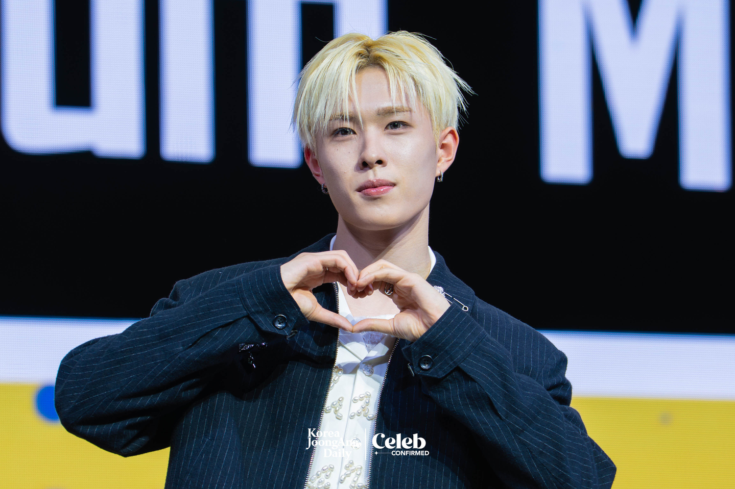 NEXZ’s Hyui poses for photos during a showcase for the release of the group’s second single “Mmchk” at Blue Square in central Seoul on April 27. [DANIELA GONZALEZ PEREZ]