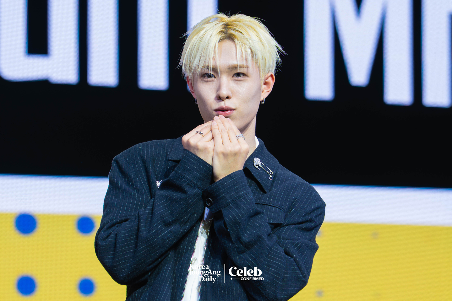 NEXZ’s Hyui poses for photos during a showcase for the release of the group’s second single “Mmchk” at Blue Square in central Seoul on April 27. [DANIELA GONZALEZ PEREZ]