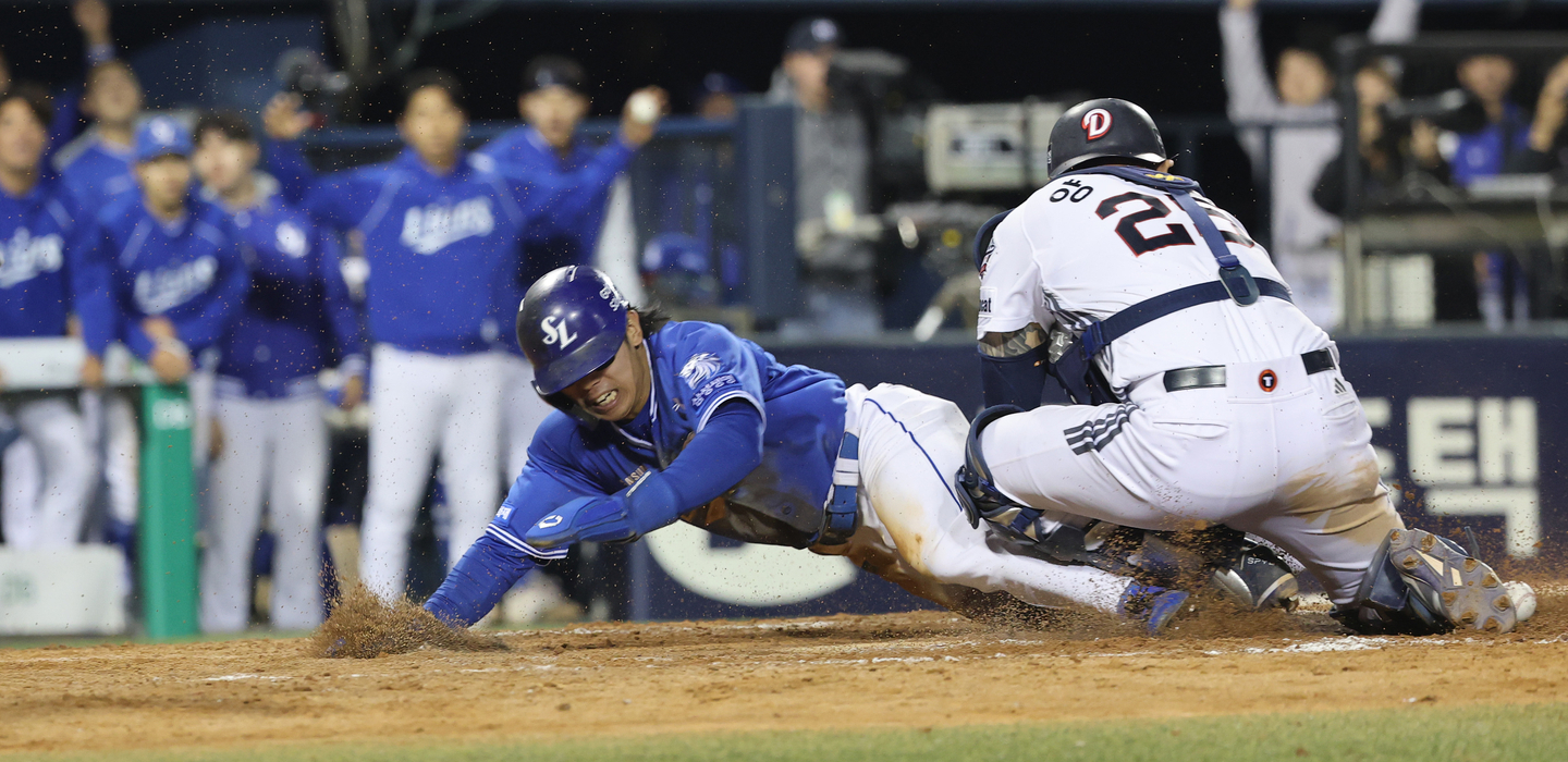 Samsung Lions' Kim Seong-yoon slides to the home base during a game with the Doosan Bears at the Jamsil Baseball Stadium in Songpa District, southern Seoul, on April 28. [YONHAP] 