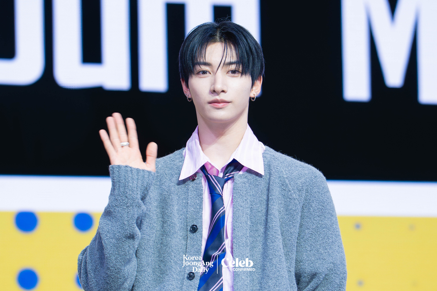 NEXZ’s Yu poses for photos during a showcase for the release of the group’s second single “Mmchk” at Blue Square in central Seoul on April 27. [DANIELA GONZALEZ PEREZ]
